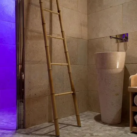 Le - & Hotel