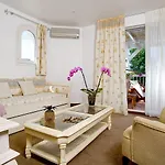 Le - & Hotel