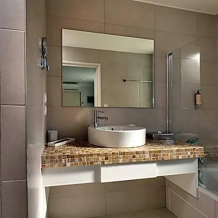 Le - & Hotel