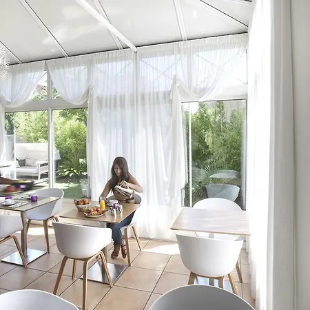 Hotel Le - & 4*